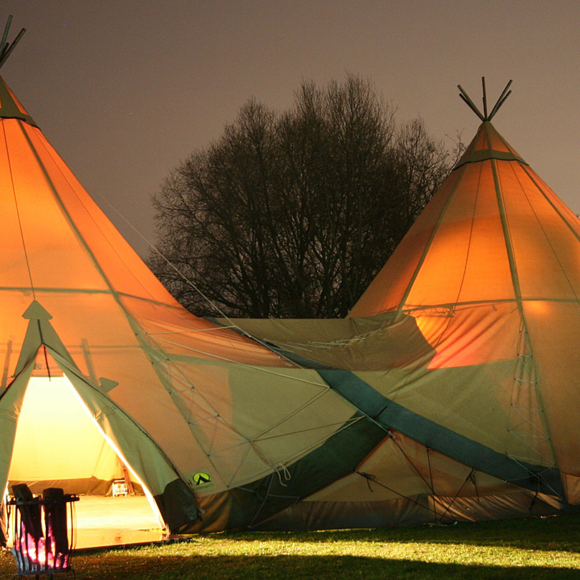 Foto 3 Eventtipis (leicht versetzt)